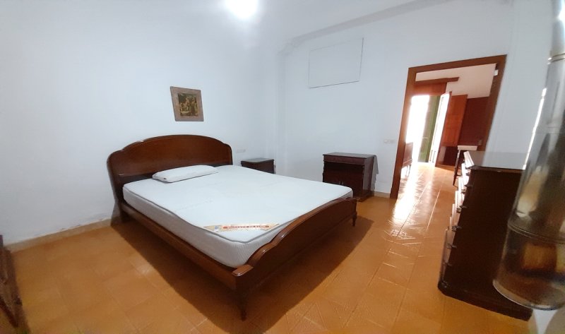 Inversión: Casa de pueblo de 3 plantas con patio y terrazas en Ses Salines -- L 35