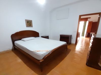 Inversión: Casa de pueblo de 3 plantas con patio y terrazas en Ses Salines -- L 35