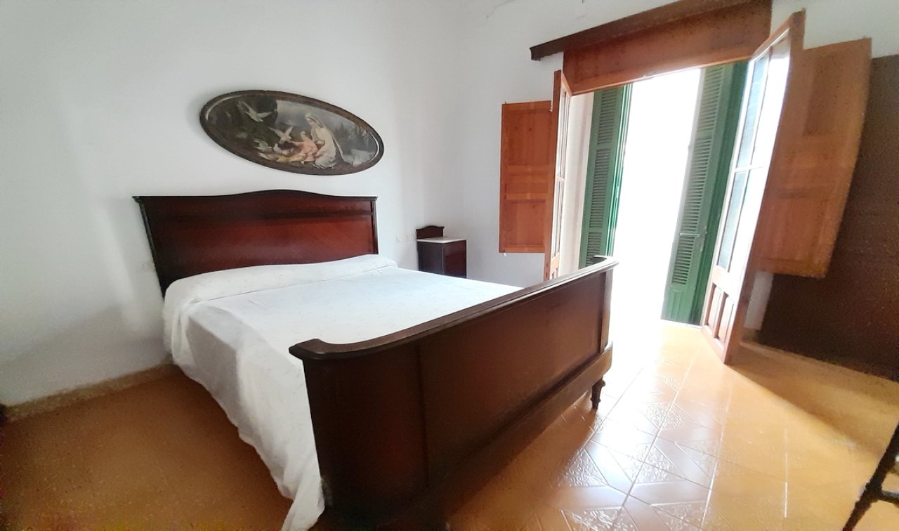 Inversión: Casa de pueblo de 3 plantas con patio y terrazas en Ses Salines -- L 35