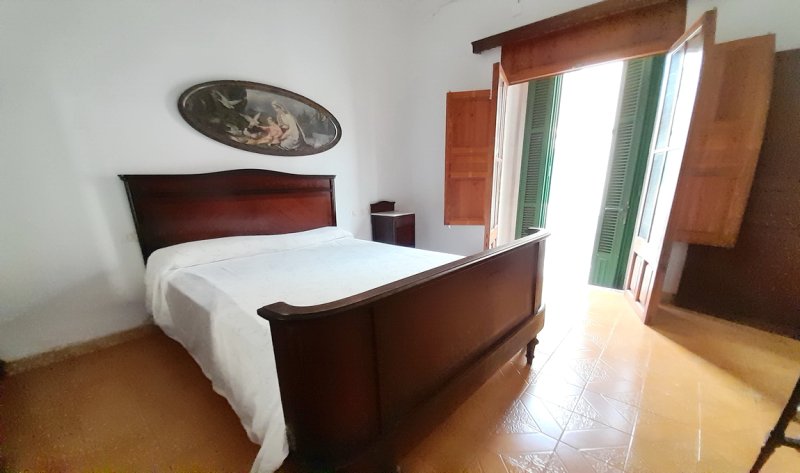 Inversión: Casa de pueblo de 3 plantas con patio y terrazas en Ses Salines -- L 35