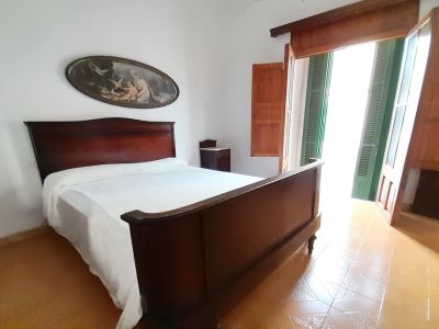 Inversión: Casa de pueblo de 3 plantas con patio y terrazas en Ses Salines -- L 35