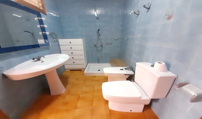 Inversión: Casa de pueblo de 3 plantas con patio y terrazas en Ses Salines -- L 35