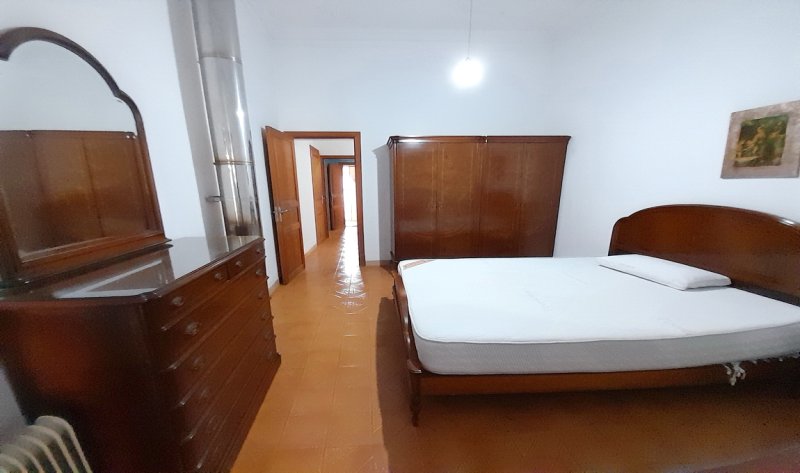 Inversión: Casa de pueblo de 3 plantas con patio y terrazas en Ses Salines -- L 35