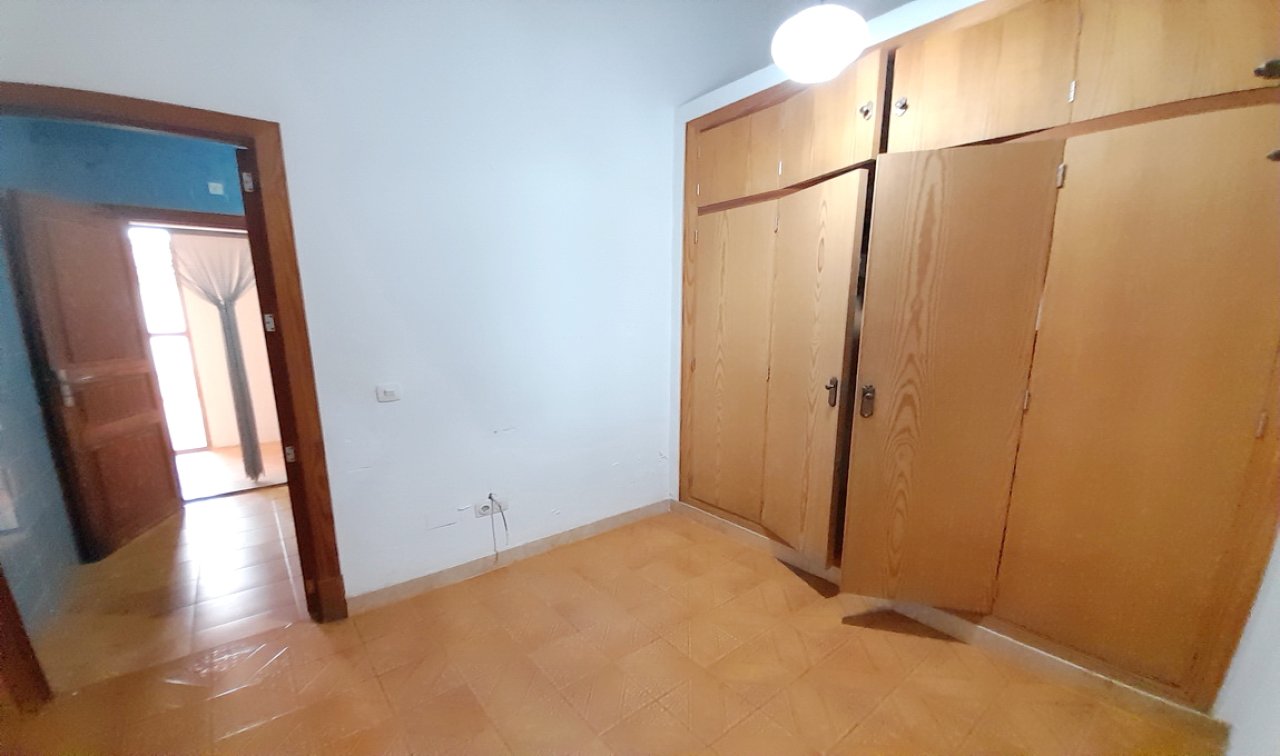 Inversión: Casa de pueblo de 3 plantas con patio y terrazas en Ses Salines -- L 35