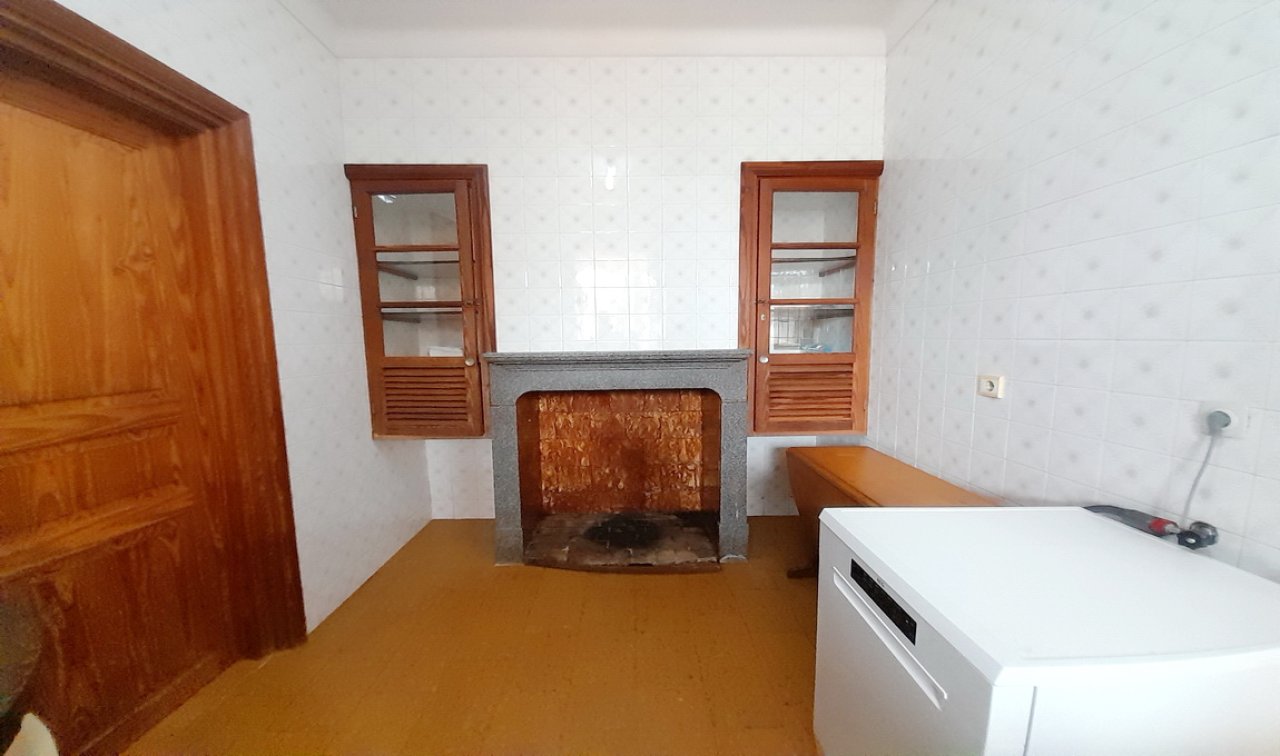 Inversión: Casa de pueblo de 3 plantas con patio y terrazas en Ses Salines -- L 35