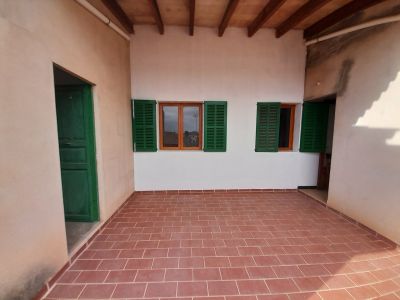 Inversión: Casa de pueblo de 3 plantas con patio y terrazas en Ses Salines -- L 35