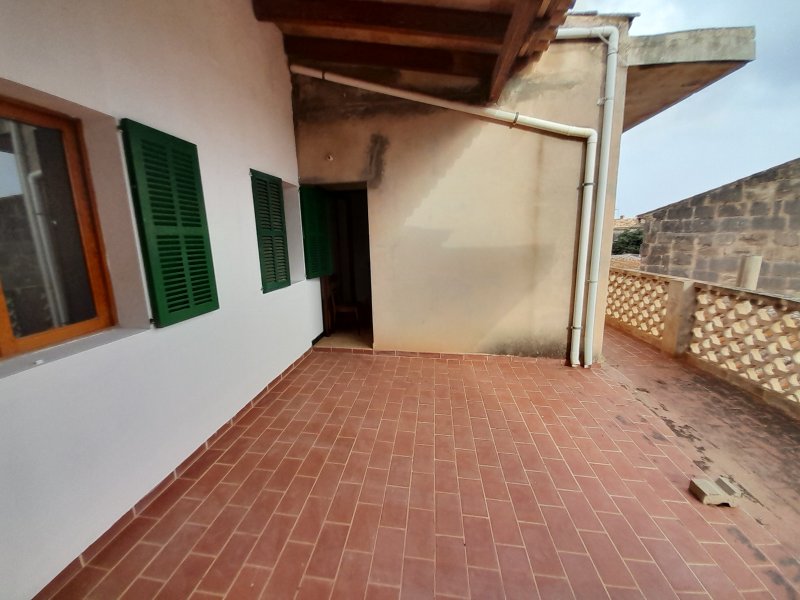 Inversión: Casa de pueblo de 3 plantas con patio y terrazas en Ses Salines -- L 35