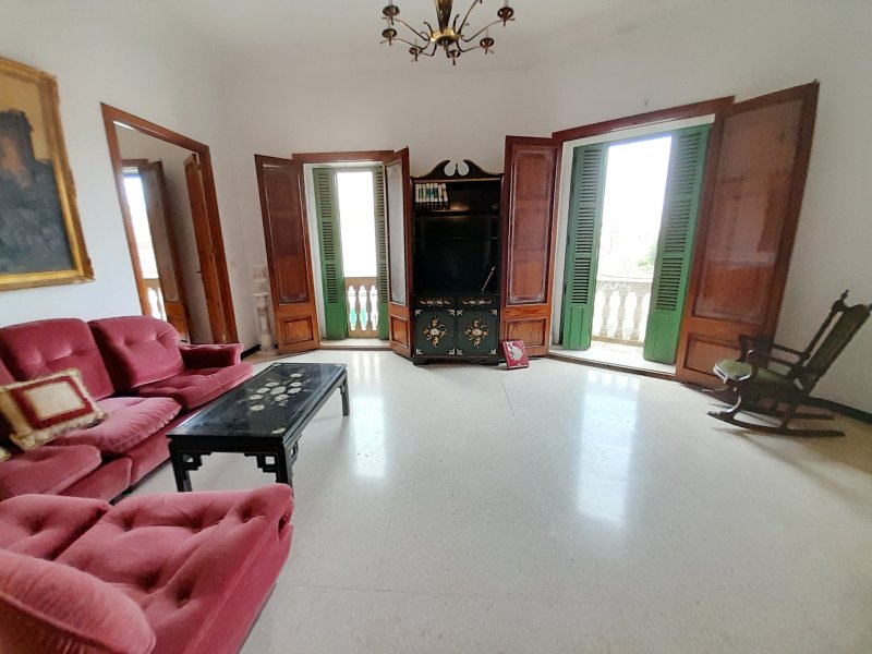 Inversión: Casa de pueblo de 3 plantas con patio y terrazas en Ses Salines -- L 35