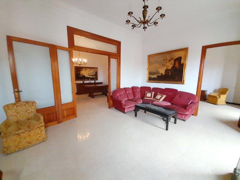 Inversión: Casa de pueblo de 3 plantas con patio y terrazas en Ses Salines -- L 35