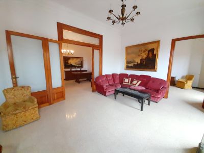 Inversión: Casa de pueblo de 3 plantas con patio y terrazas en Ses Salines -- L 35