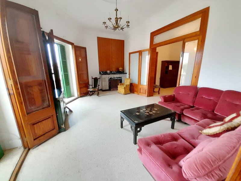 Inversión: Casa de pueblo de 3 plantas con patio y terrazas en Ses Salines -- L 35