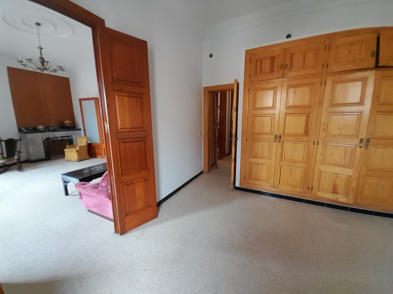 Inversión: Casa de pueblo de 3 plantas con patio y terrazas en Ses Salines -- L 35
