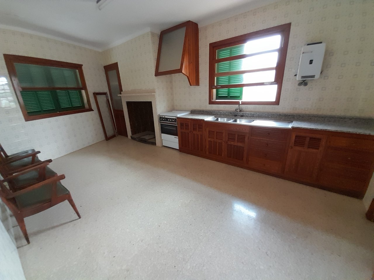 Inversión: Casa de pueblo de 3 plantas con patio y terrazas en Ses Salines -- L 35