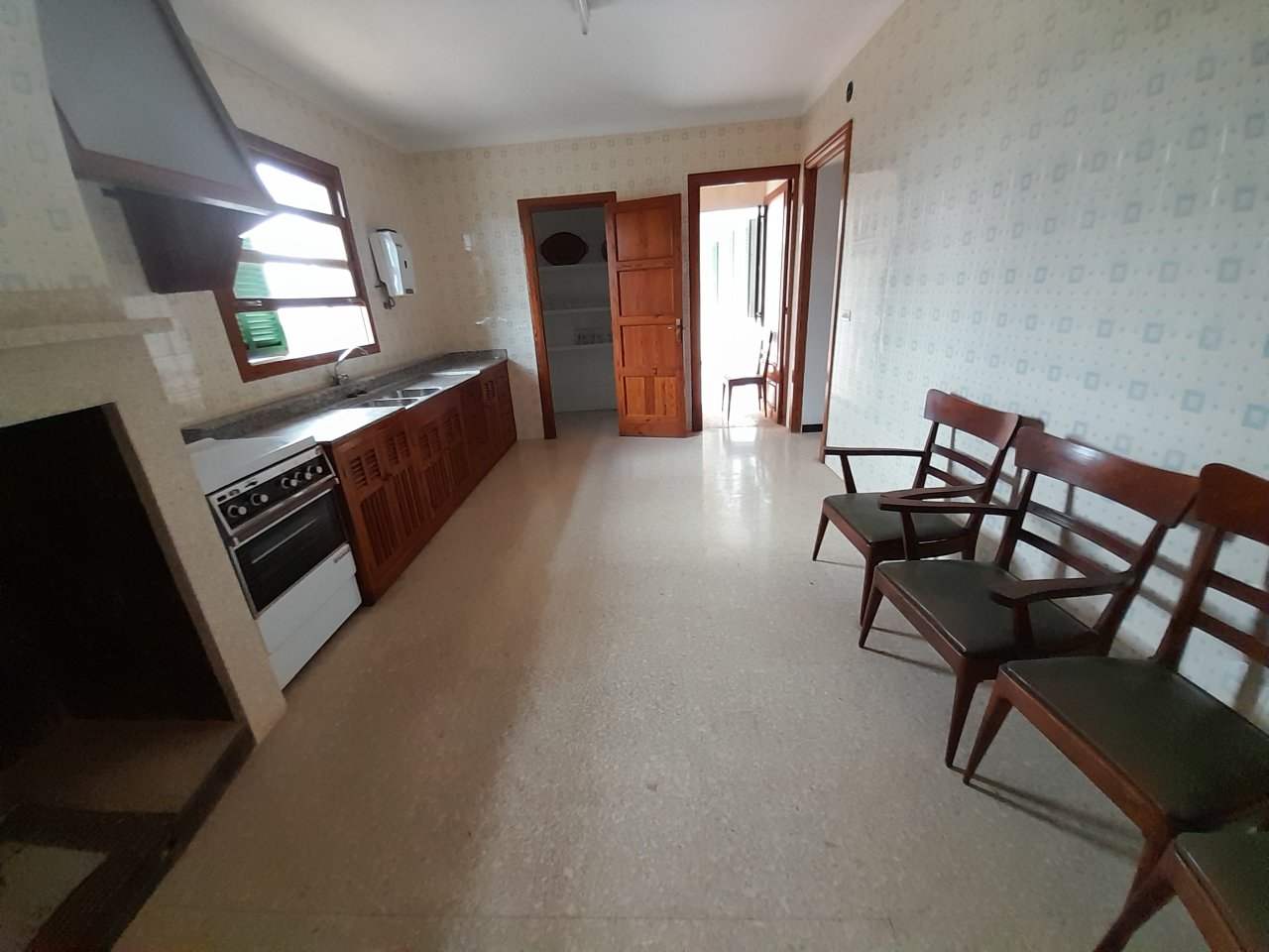 Inversión: Casa de pueblo de 3 plantas con patio y terrazas en Ses Salines -- L 35
