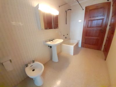 Inversión: Casa de pueblo de 3 plantas con patio y terrazas en Ses Salines -- L 35
