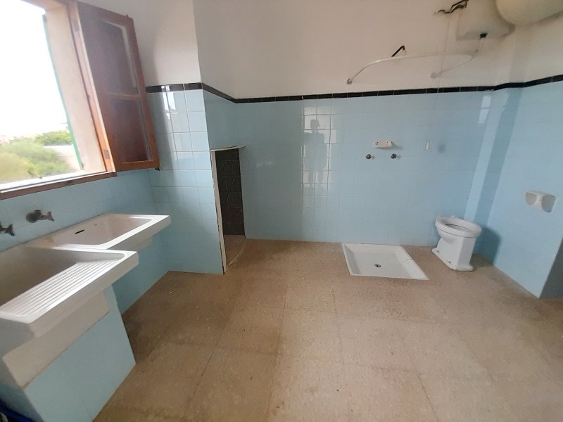 Inversión: Casa de pueblo de 3 plantas con patio y terrazas en Ses Salines -- L 35