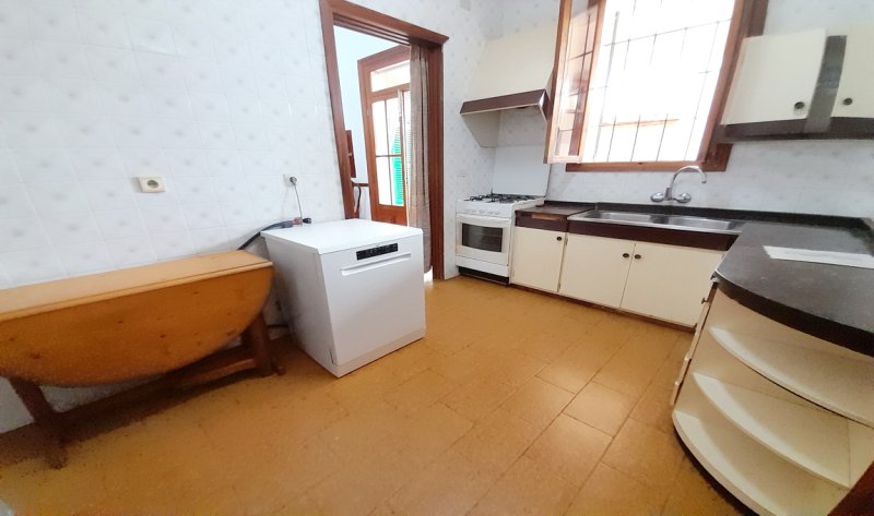 Inversión: Casa de pueblo de 3 plantas con patio y terrazas en Ses Salines -- L 35