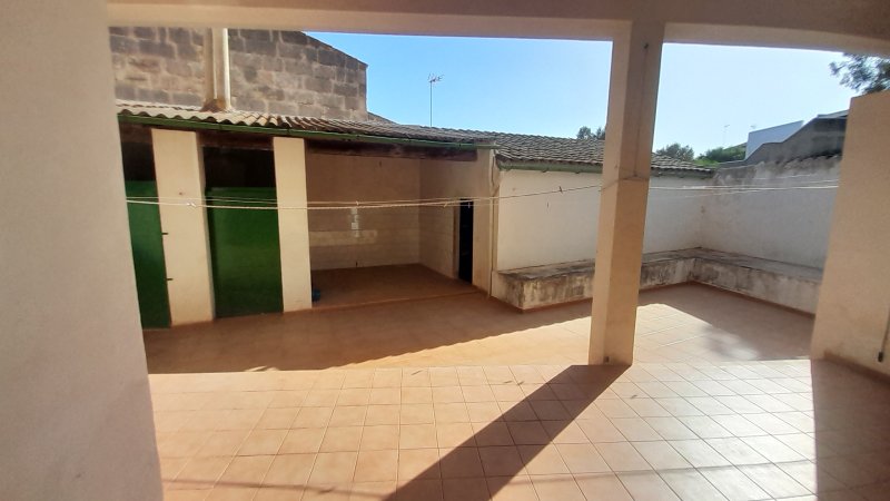 Inversión: Casa de pueblo de 3 plantas con patio y terrazas en Ses Salines -- L 35