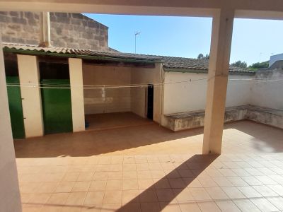 Inversión: Casa de pueblo de 3 plantas con patio y terrazas en Ses Salines -- L 35