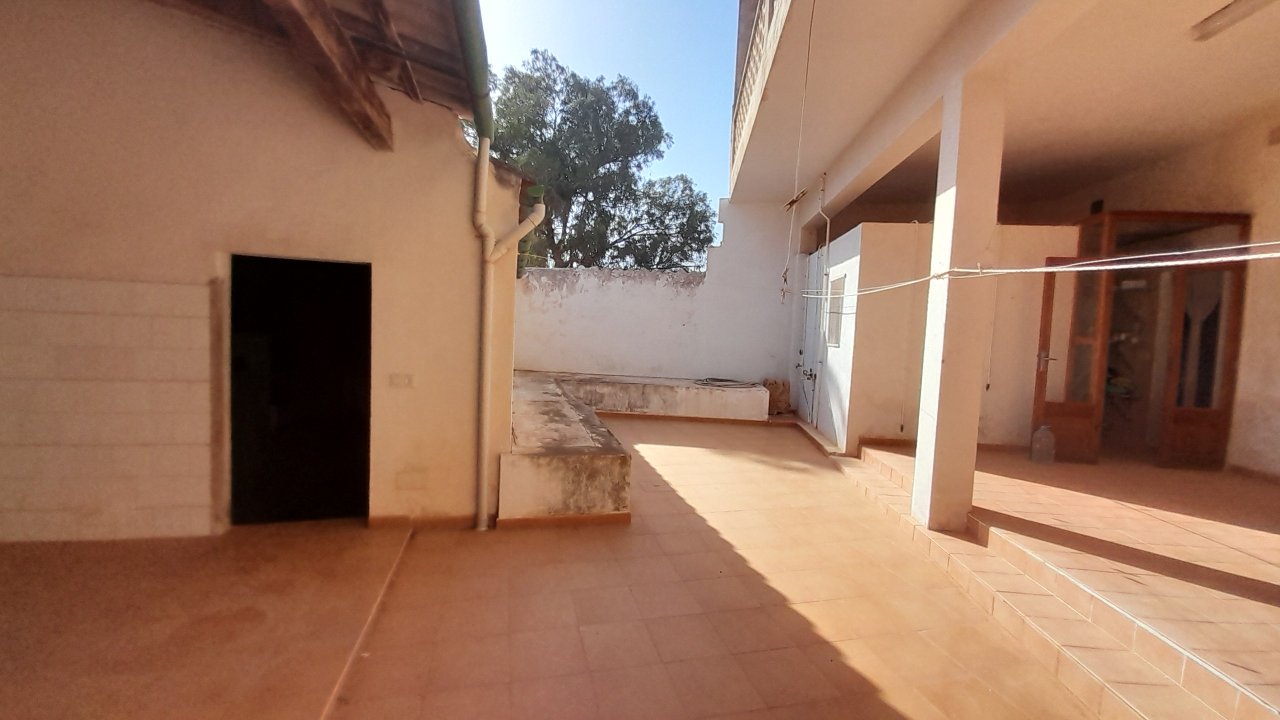 Inversión: Casa de pueblo de 3 plantas con patio y terrazas en Ses Salines -- L 35