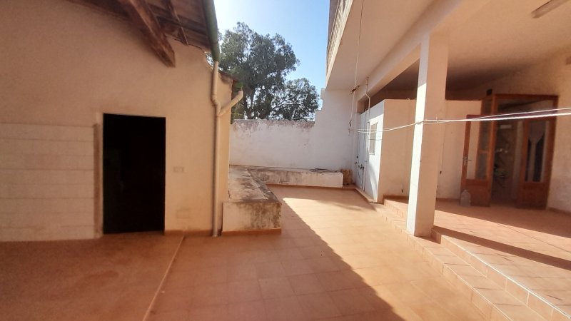 Inversión: Casa de pueblo de 3 plantas con patio y terrazas en Ses Salines -- L 35