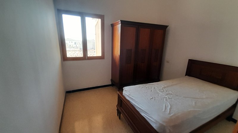 Inversión: Casa de pueblo de 3 plantas con patio y terrazas en Ses Salines -- L 35