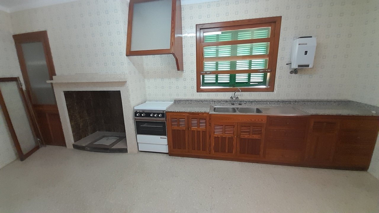 Inversión: Casa de pueblo de 3 plantas con patio y terrazas en Ses Salines -- L 35