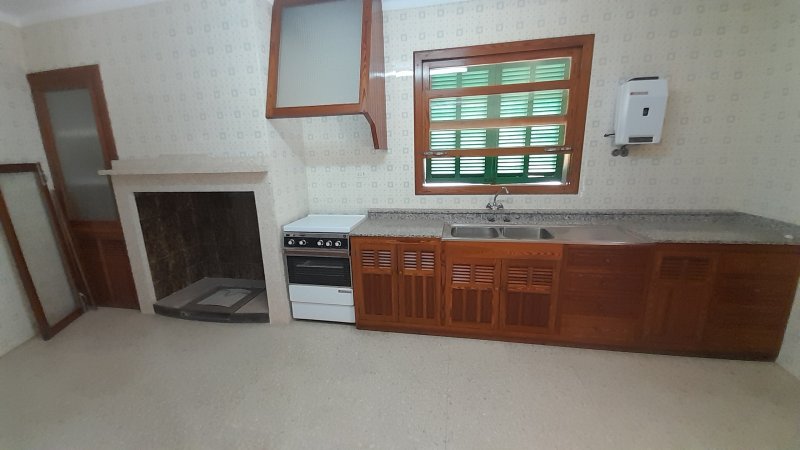 Inversión: Casa de pueblo de 3 plantas con patio y terrazas en Ses Salines -- L 35