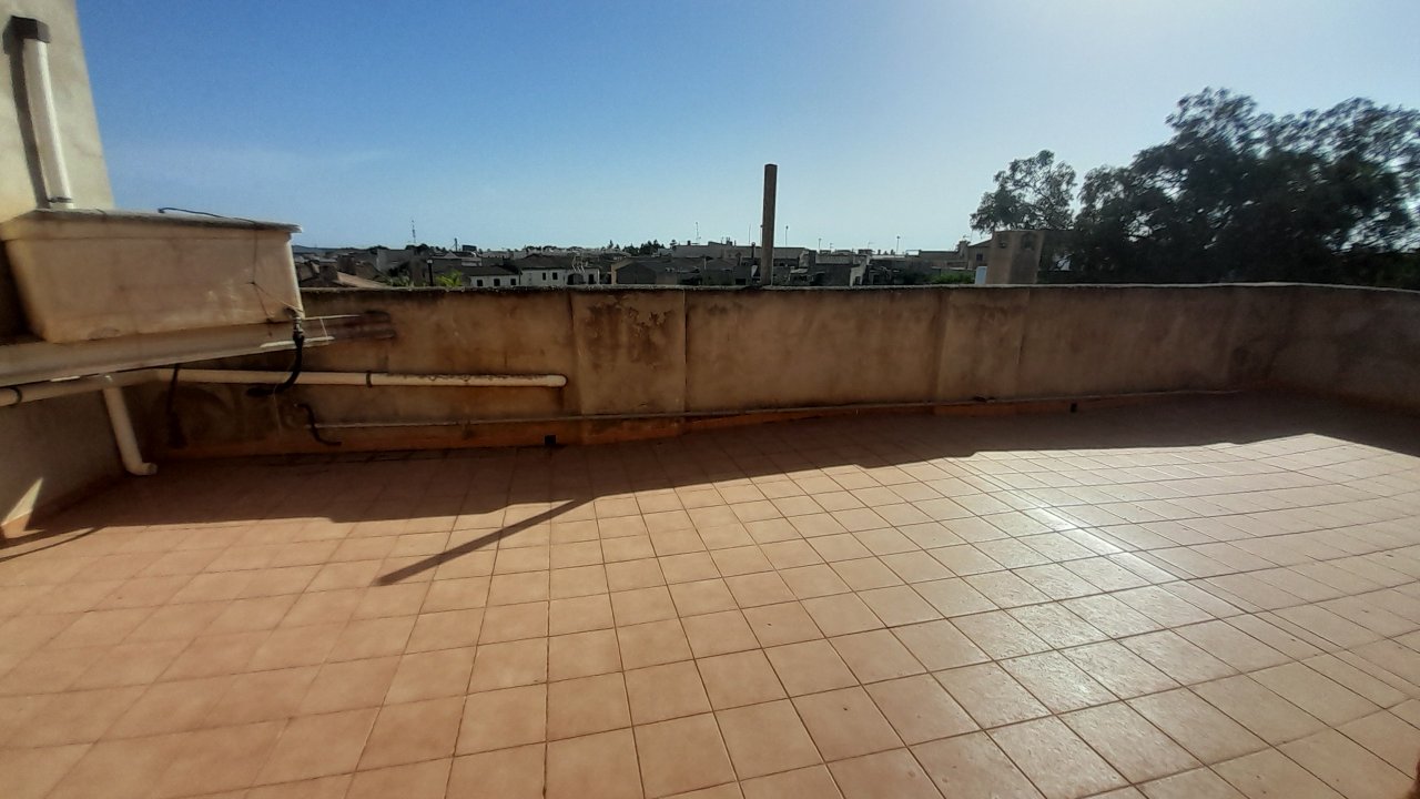 Inversión: Casa de pueblo de 3 plantas con patio y terrazas en Ses Salines -- L 35