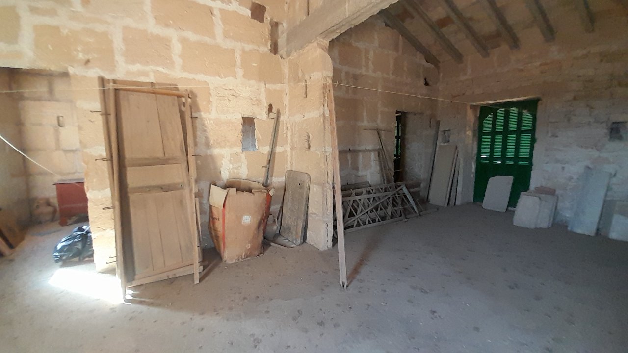 Inversión: Casa de pueblo de 3 plantas con patio y terrazas en Ses Salines -- L 35