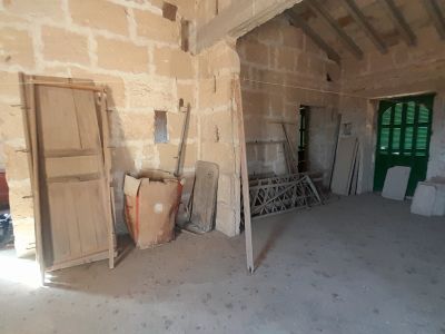 Inversión: Casa de pueblo de 3 plantas con patio y terrazas en Ses Salines -- L 35