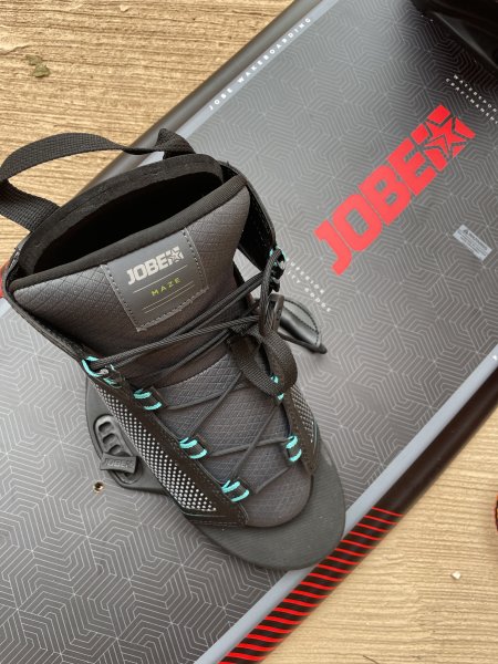 Set de wakeboard Jobe con botas y cuerda a la venta - usado solo 2 veces