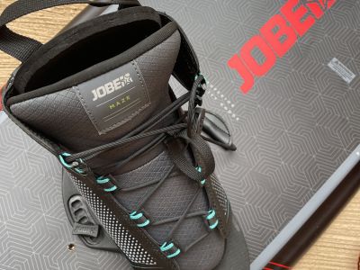 Set de wakeboard Jobe con botas y cuerda a la venta - usado solo 2 veces