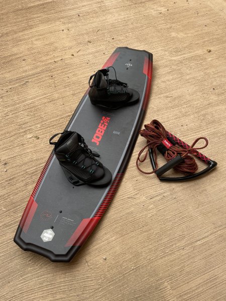 Set de wakeboard Jobe con botas y cuerda a la venta - usado solo 2 veces