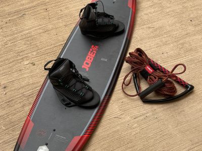 Set de wakeboard Jobe con botas y cuerda a la venta - usado solo 2 veces