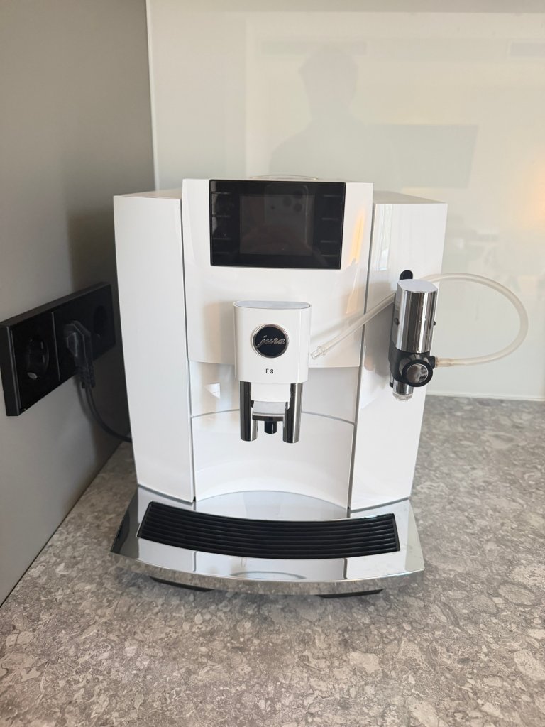 Jura E8 Kaffeevollautomat Piano White