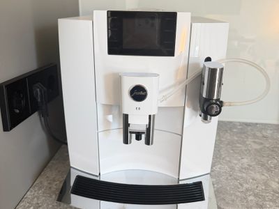 Jura E8 Kaffeevollautomat Piano White