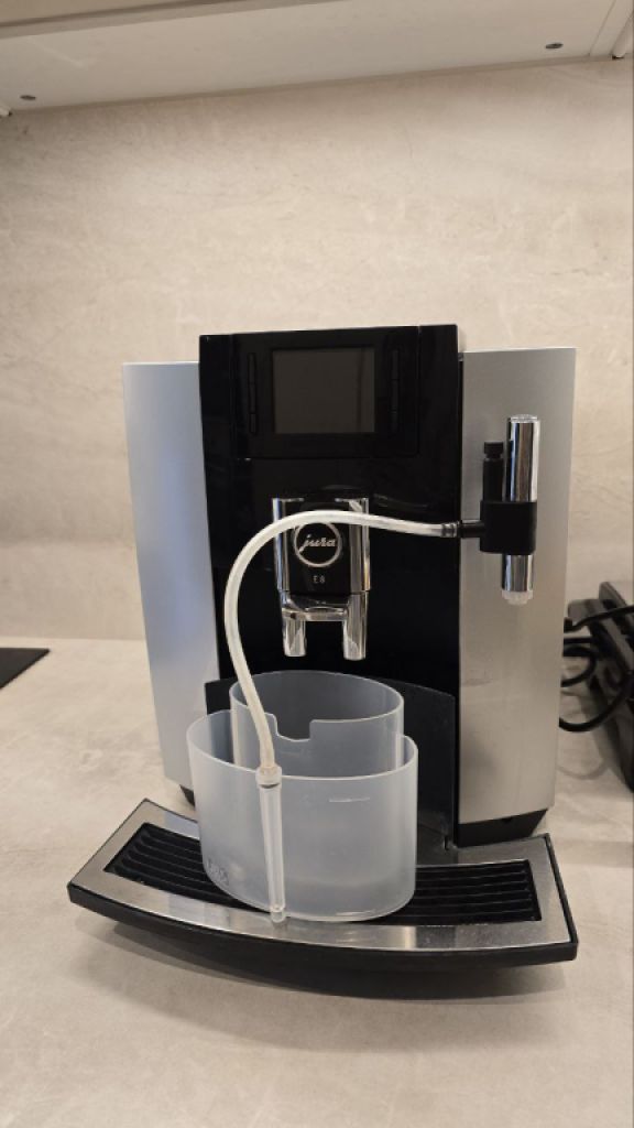 Cafetera Jura E8 Platin + Enfriador Cool Control