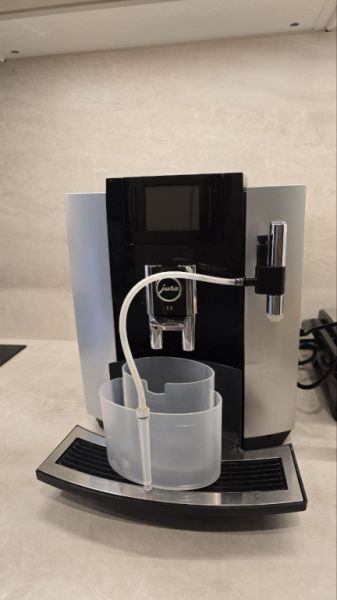 Cafetera Jura E8 Platin + Enfriador Cool Control