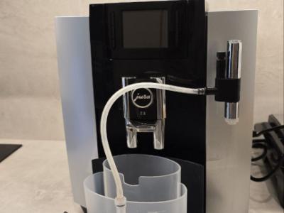 Cafetera Jura E8 Platin + Enfriador Cool Control