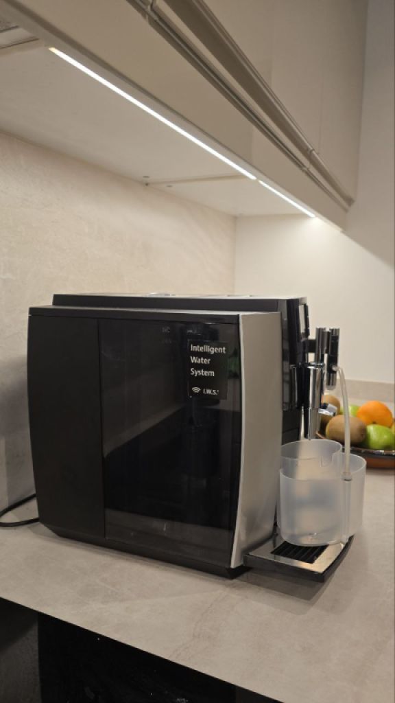 Cafetera Jura E8 Platin + Enfriador Cool Control