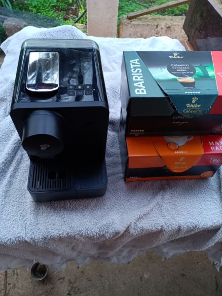 Coffee capsules with machine