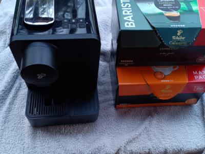 Coffee capsules with machine