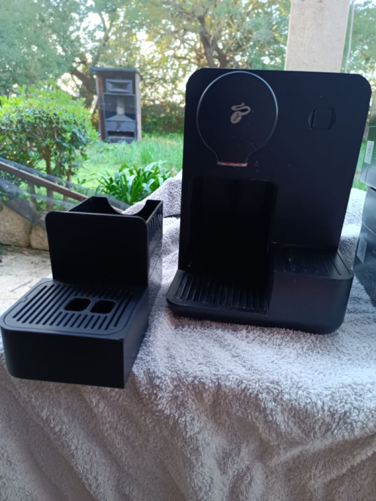 Coffee capsules with machine