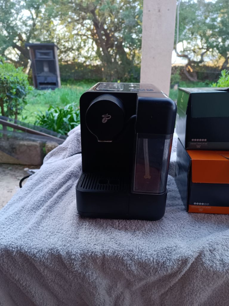 Coffee capsules with machine