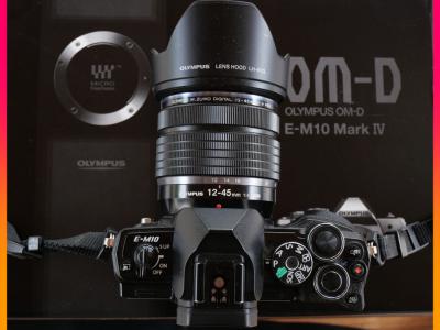 Kamera. Olympus OM-D E-M10 Mk IV mit Olympus 12-45 f4 Pro Objektiv