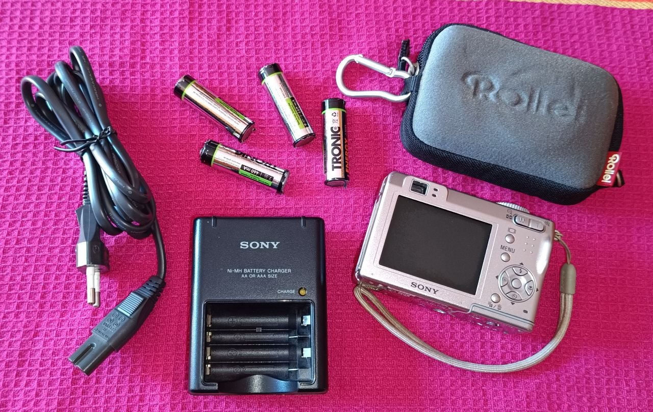 Kamera Sony DSC-W5 in silber inkl. Zubehörpaket