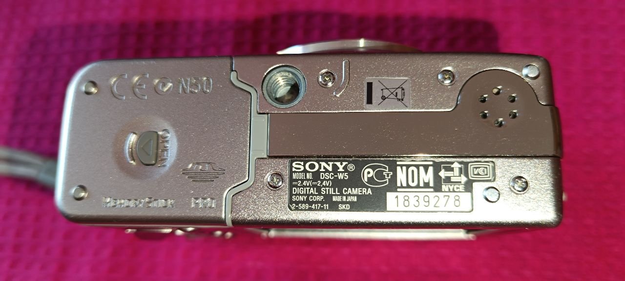 Kamera Sony DSC-W5 in silber inkl. Zubehörpaket