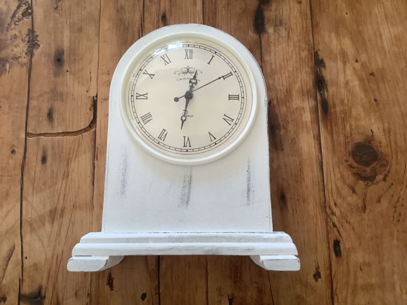 Mantel clock in shabby white, 23 cm high and 20 cm wide at base, battery operated
