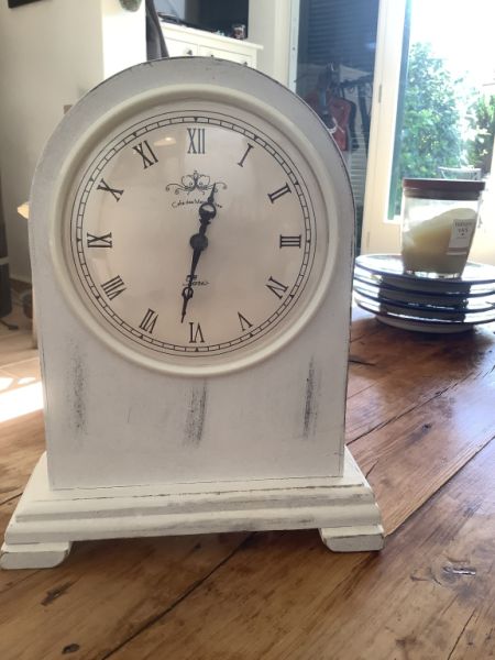 Mantel clock in shabby white, 23 cm high and 20 cm wide at base, battery operated